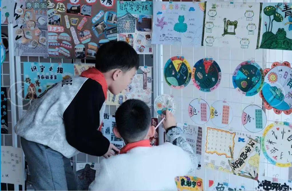 一起去戶(hù)外制作春日色卡吧<strong></p>
<p>戶(hù)外燈箱制作
</strong>！:戶(hù)外燈箱制作
