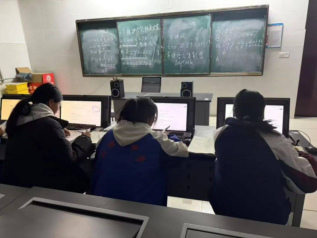 一起去戶(hù)外制作春日色卡吧<strong></p>
<p>戶(hù)外燈箱制作
</strong>！:戶(hù)外燈箱制作
